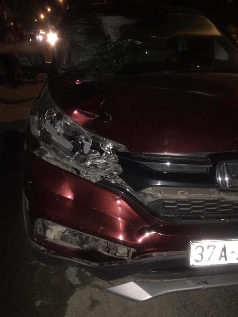 Chiếc Honda CR-V bị vỡ đầu xe sau vụ tai nạn