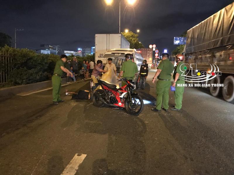 Chiếc xe c&ocirc;n tay Suzuki Satria F150 của nạn nh&acirc;n được lực lượng chức năng dựng l&ecirc;n