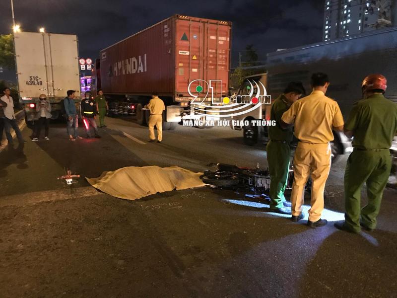 Vụ tai nạn đ&atilde; g&acirc;y &ugrave;n tắc giao th&ocirc;ng k&eacute;o d&agrave;i