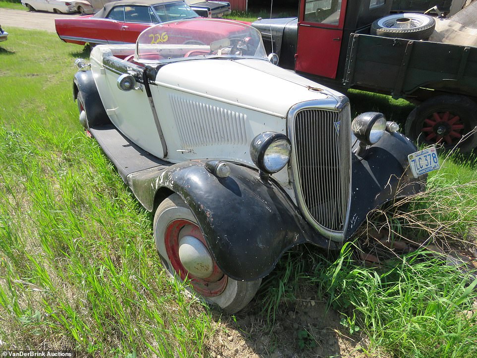 Chiếc Ford Coupe được biến th&agrave;nh xe mui trần của &ocirc;ng Graham