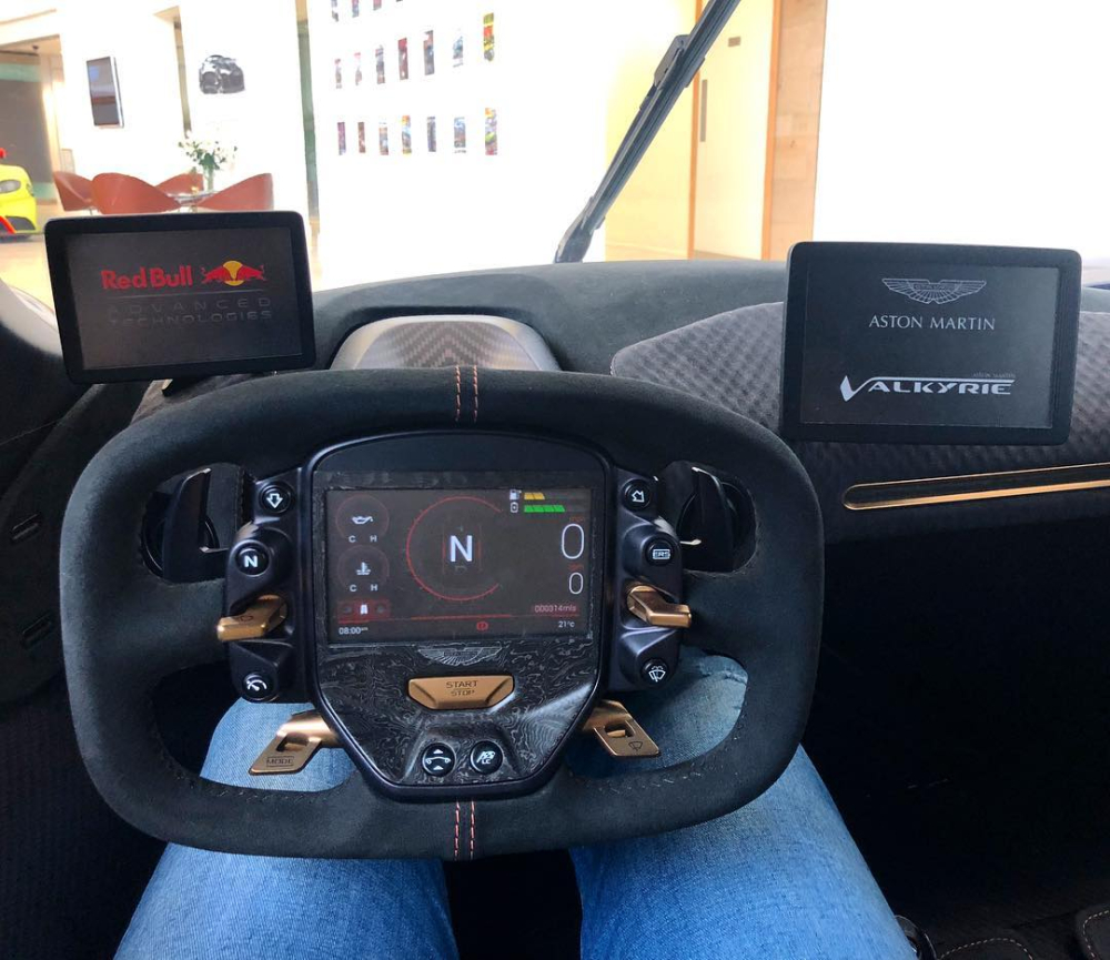 Pasin Lathouras bên trong khoang lái Aston Martin Valkyrie Pasin Lathouras bên trong khoang lái Aston Martin Valkyrie