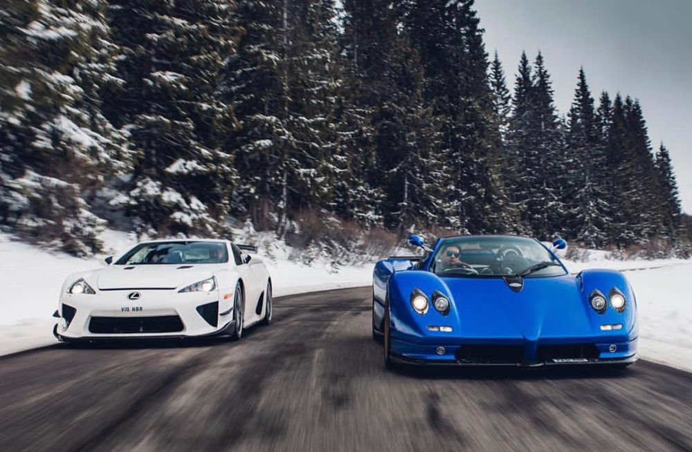 Pasin Lathouras điều khiển Pagani Zonda S Roadster và bên cạnh là siêu xe Lexus LFA màu trắng cũng thuộc sở hữu của thiếu gia 24 tuổi này Pasin Lathouras điều khiển Pagani Zonda S Roadster và bên cạnh là siêu xe Lexus LFA màu trắng cũng thuộc sở hữu của thiếu gia 24 tuổi này