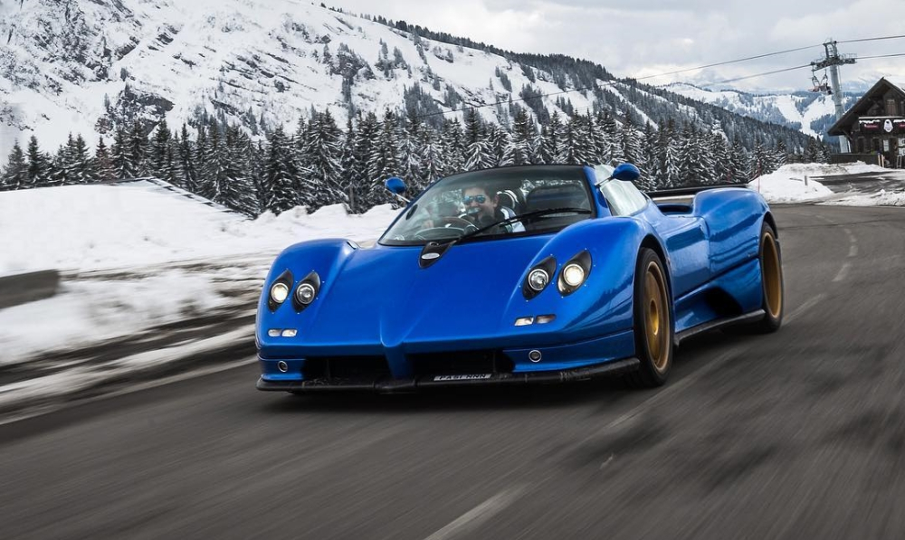 Chiếc Pagani Zonda S Roadster của Pasin Lathouras có màu xanh dương rất đẹp mắt Chiếc Pagani Zonda S Roadster của Pasin Lathouras có màu xanh dương rất đẹp mắt