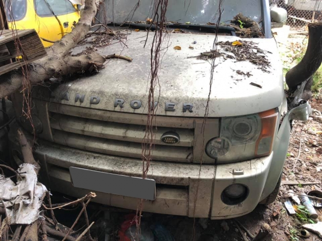 C&aacute;c rễ c&acirc;y b&aacute;m xung quanh chiếc Land Rover Discovery