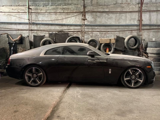 X&oacute;t xa với h&igrave;nh ảnh Rolls-Royce Wraith ở Việt Nam l&agrave;m bạn với bụi trong một garage