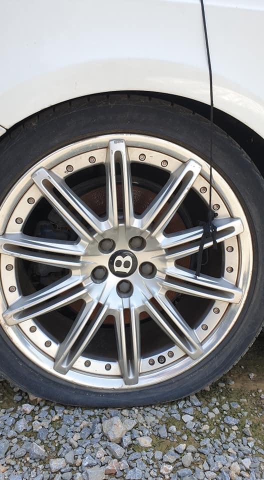 Phuộc hơi v&agrave; lốp xe của chiếc Bentley Continental Flying Spur c&oacute; dấu hiệu xuống cấp