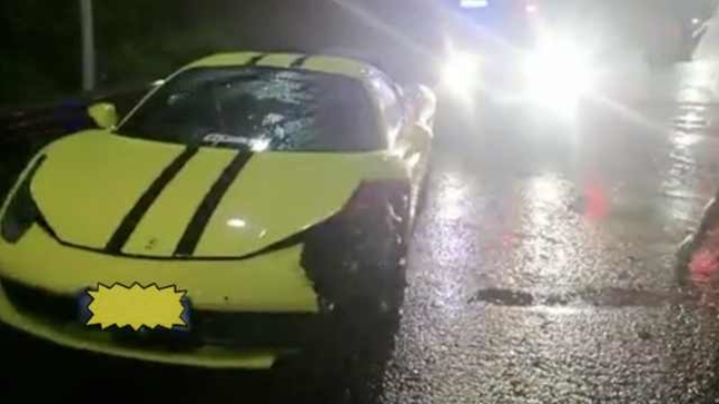 Chiếc Ferrari 458 Italia thiệt hại nặng nề trong vụ tai nạn đêm bão