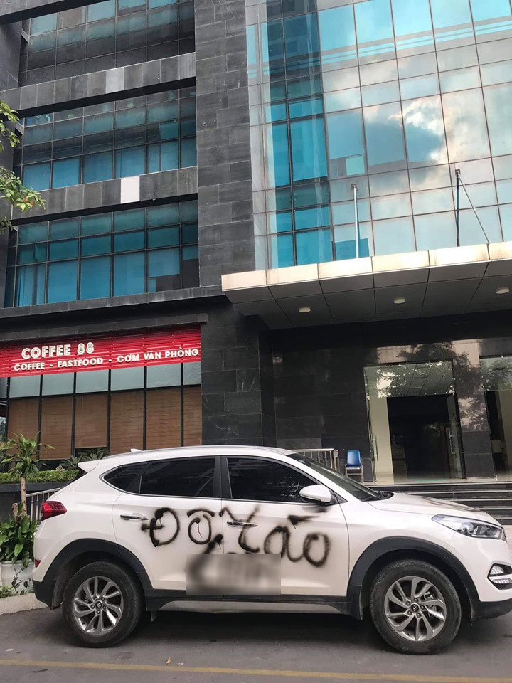 Những lời lẽ tục tĩu được sơn th&acirc;n sườn xe của chiếc Hyundai Tucson