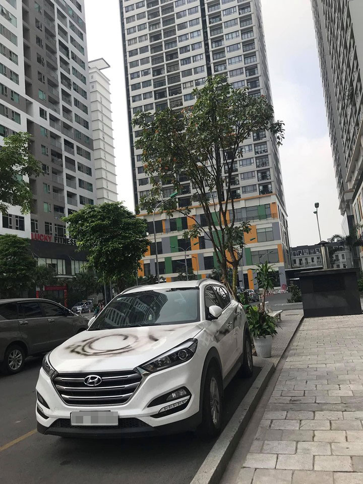Chiếc Hyundai Tucson bị xịt sơn l&ecirc;n th&acirc;n xe khi đang đỗ ngo&agrave;i sảnh một t&ograve;a chung cư ở H&agrave; Nội