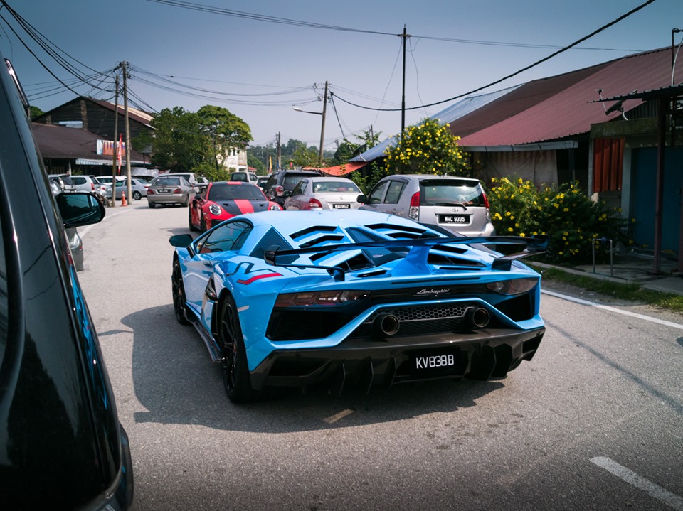 Si&ecirc;u xe Lamborghini Aventador SVJ v&agrave; ph&iacute;a xa l&agrave; Porsche 911 GT2 RS