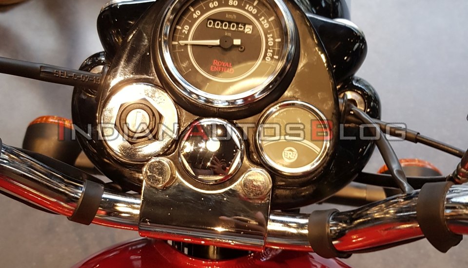 Bảng đồng hồ analog tr&ecirc;n Royal Enfield Bullet 350