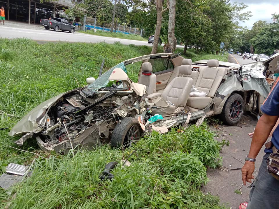 Chiếc Toyota Corolla Altis tr&ocirc;ng như xe mui trần sau vụ tai nạn
