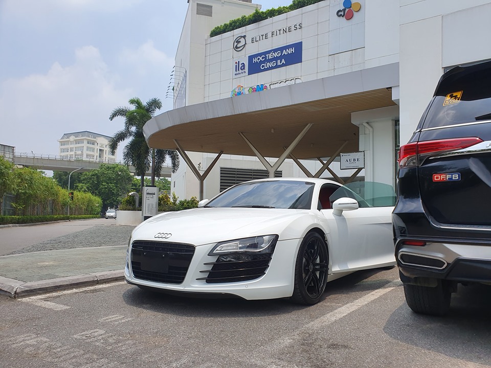 Sau một th&aacute;ng chiếc si&ecirc;u xe mui trần Ferrari 458 Spider mang biển L&agrave;o về Việt Nam, giới nhập xe tiếp tục mang chiếc si&ecirc;u xe biển L&agrave;o thứ 2 v&agrave;o dải đất h&igrave;nh chữ S. Lần n&agrave;y l&agrave; mẫu xe Audi R8 V8 đời kh&aacute; cũ tại thị trường Việt Nam.