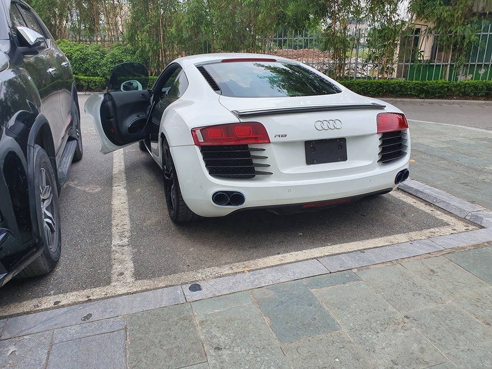 Si&ecirc;u xe Audi R8 đời cũ mới từ L&agrave;o v&agrave;o Việt Nam được trang bị động cơ V8, dung t&iacute;ch 4.2 l&iacute;t, sản sinh c&ocirc;ng suất tối đa 420 m&atilde; lực v&agrave; m&ocirc;-men xoắn cực đại 430 Nm. Động cơ tr&ecirc;n sẽ kết hợp c&ugrave;ng hộp số 7 cấp, nhờ đ&oacute;, gi&uacute;p si&ecirc;u xe Audi R8 thế hệ đầu ti&ecirc;n c&oacute; thể tăng tốc từ vị tr&iacute; xuất ph&aacute;t l&ecirc;n 100 km/h chỉ trong v&ograve;ng thời gian 4,6 gi&acirc;y trước khi đạt vận tốc tối đa 301 km/h.