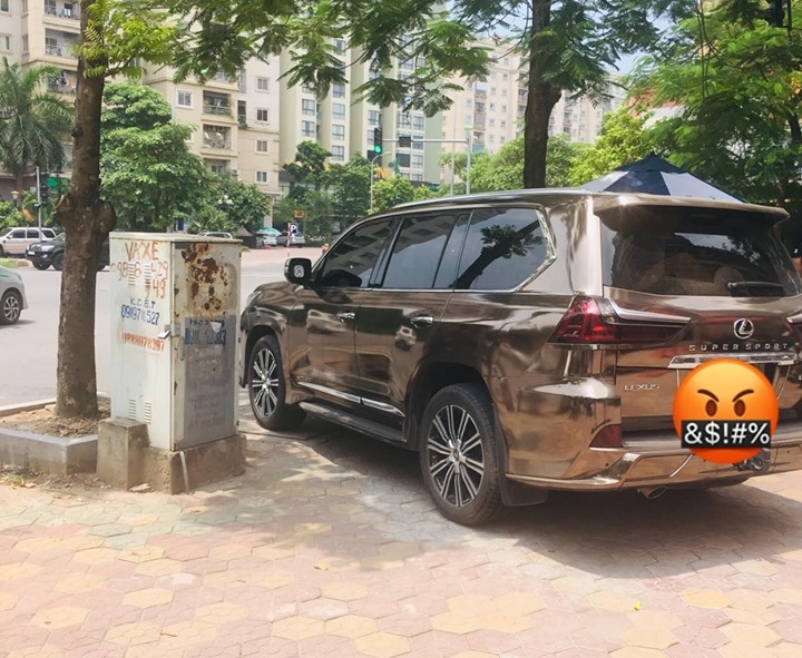 Mặt gương phía bên tài của chiếc SUV hạng sang Lexus LX570 với bộ áo crôm nổi bật đã bị kẻ gian lấy đi