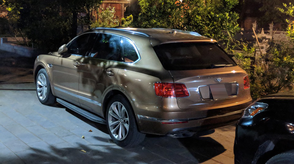 Hiện chiếc Bentley Bentayga n&agrave;y đ&atilde; c&oacute; đầy đủ c&aacute;c chụp m&acirc;m ở b&aacute;nh xe