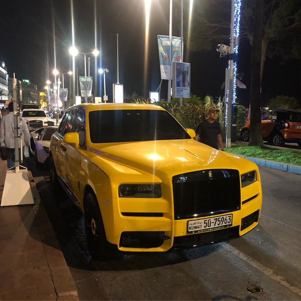 H&igrave;nh d&aacute;ng của chiếc Rolls-Royce Cullinan v&agrave;ng ch&oacute;i được chia sẻ l&ecirc;n Instagram