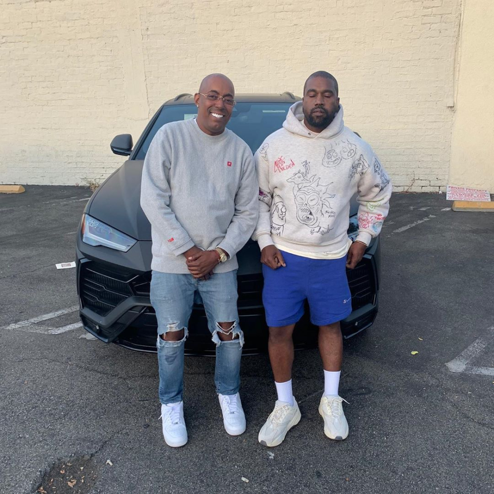 Kanye West (b&ecirc;n phải) chụp ảnh chung với quản l&yacute; cũ v&agrave; chiếc Lamborghini Urus