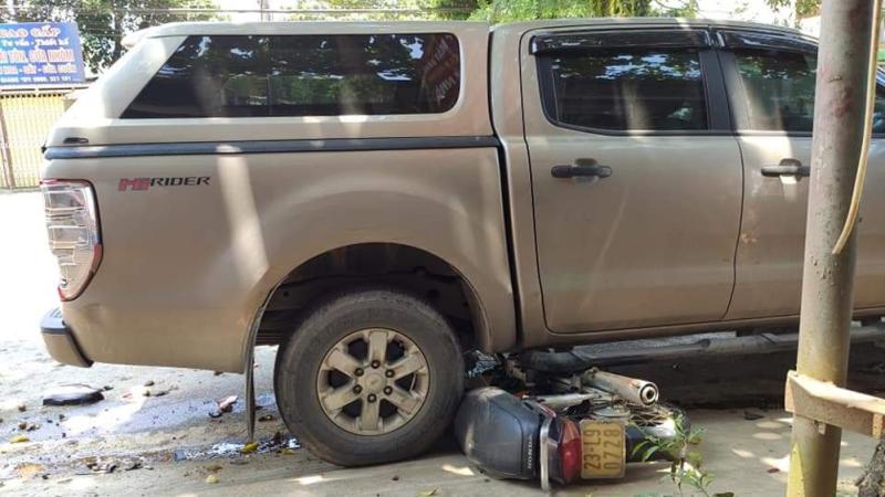 Chiếc xe m&aacute;y bị cuốn v&agrave;o gầm xe b&aacute;n tải Ford Ranger