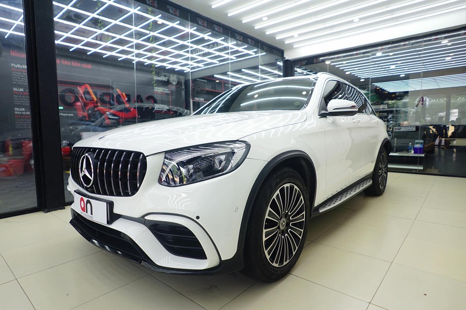 To&agrave;n bộ cản va trước, ốp cản va, hốc gi&oacute; đều được thay mới theo phi&ecirc;n bản Mercedes-AMG GLC 63