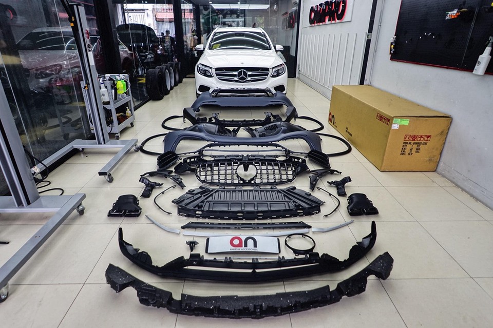 D&agrave;n body kit độ Mercedes-AMG GLC 63 trước khi lắp l&ecirc;n Mercedes-Benz GLC 250 4Matic của Ưng Ho&agrave;ng Ph&uacute;c