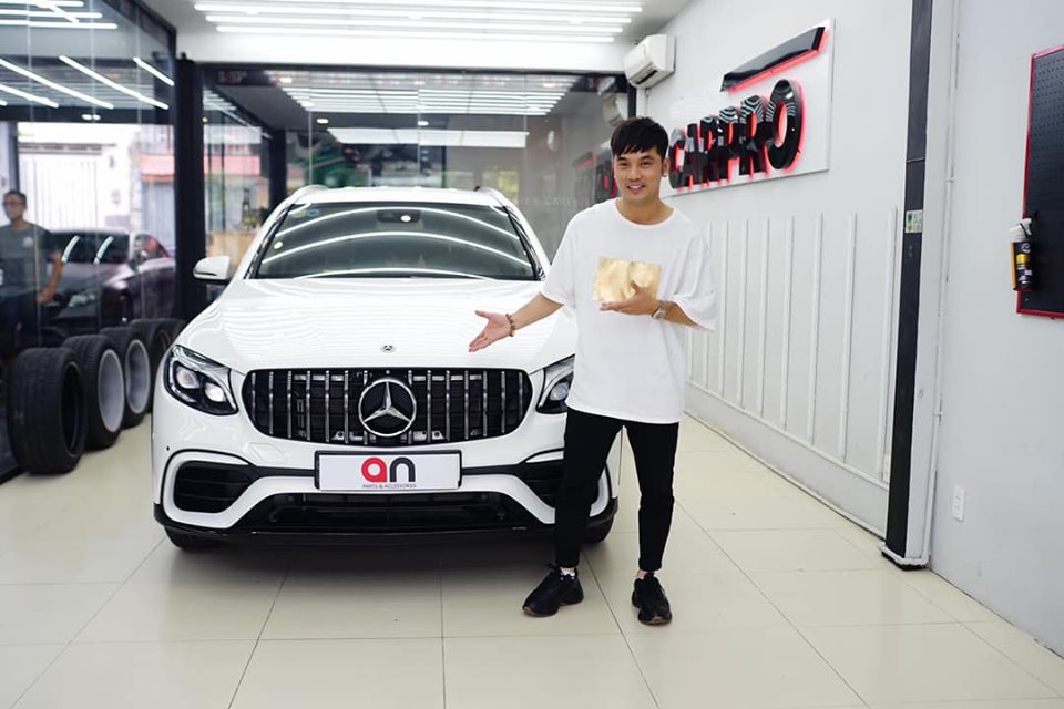 Ưng Ho&agrave;ng Ph&uacute;c c&ugrave;ng chiếc Mercedes-Benz GLC 250 4Matic đ&atilde; được độ body kit phi&ecirc;n bản hiệu suất cao Mercedes-AMG GLC 63