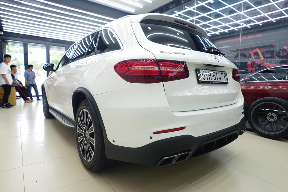 Phần đu&ocirc;i xe Mercedes-Benz GLC 250 4Matic của Ưng Ho&agrave;ng Ph&uacute;c c&oacute; sự thay đổi ở cản va sau theo phi&ecirc;n bản hiệu suất cao Mercedes-AMG GLC 63