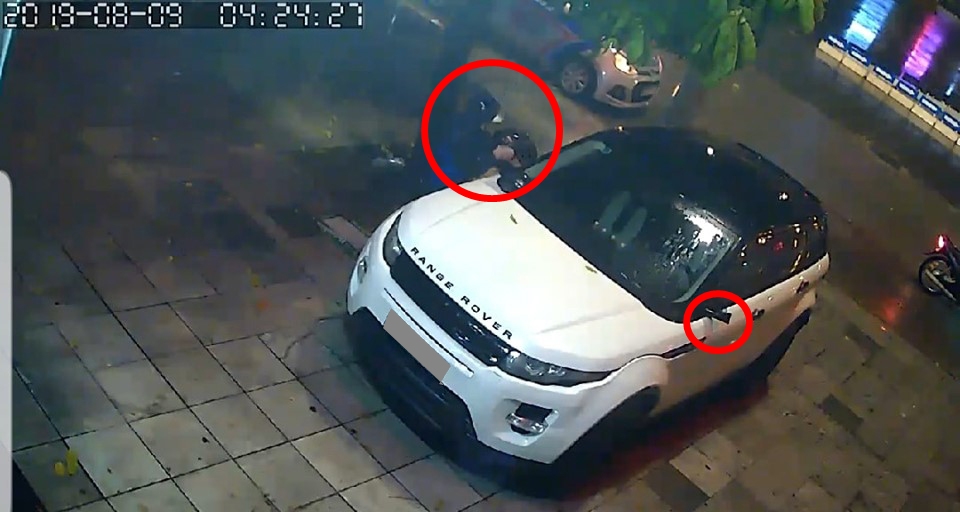 V&agrave; nhanh ch&oacute;ng vặt chiếc gương chiếu hậu c&ograve;n lại
