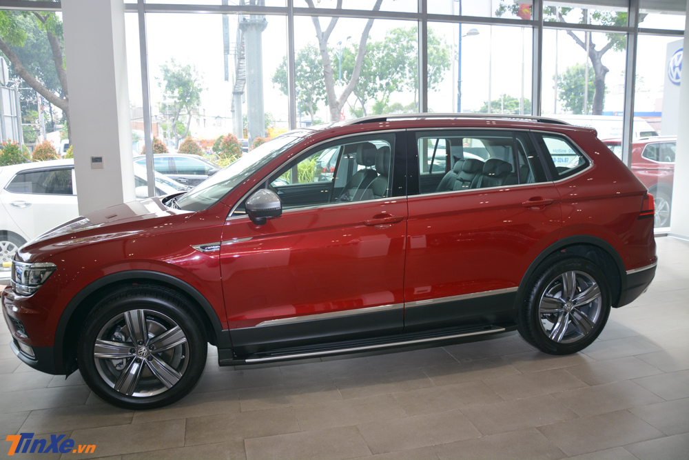 Volkswagen Tiguan Allspace Luxury c&oacute; gi&aacute; cao hơn bản ti&ecirc;u chuẩn 120 triệu đồng