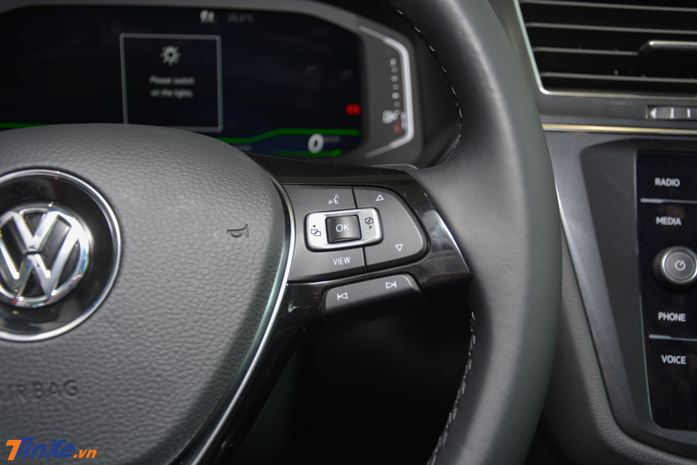Volkswagen Tiguan Allspace Luxury c&ograve;n c&oacute; t&iacute;nh năng hỗ trợ đỗ xe tự động Park Assist, tuỳ chọn đỗ vu&ocirc;ng g&oacute;c hoặc song song