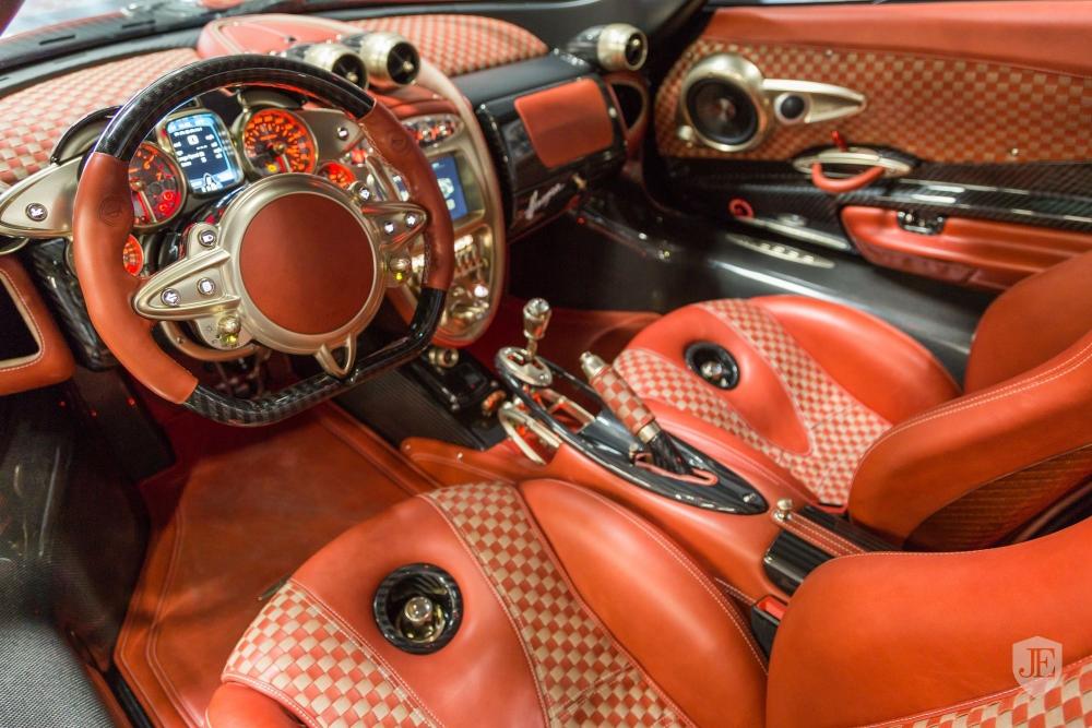 Pagani Huayra Lampo c&oacute; nội thất bọc da m&agrave;u n&acirc;u c&ugrave;ng c&aacute;c họa tiết b&agrave;n cờ lạ mắt 