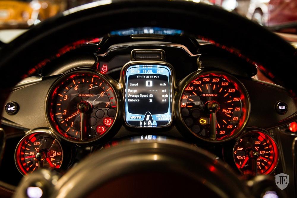Chiếc si&ecirc;u xe Pagani Huayra Lampo kh&ocirc;ng c&oacute; n&acirc;ng cấp ở động cơ V12 nguy&ecirc;n bản của xe
