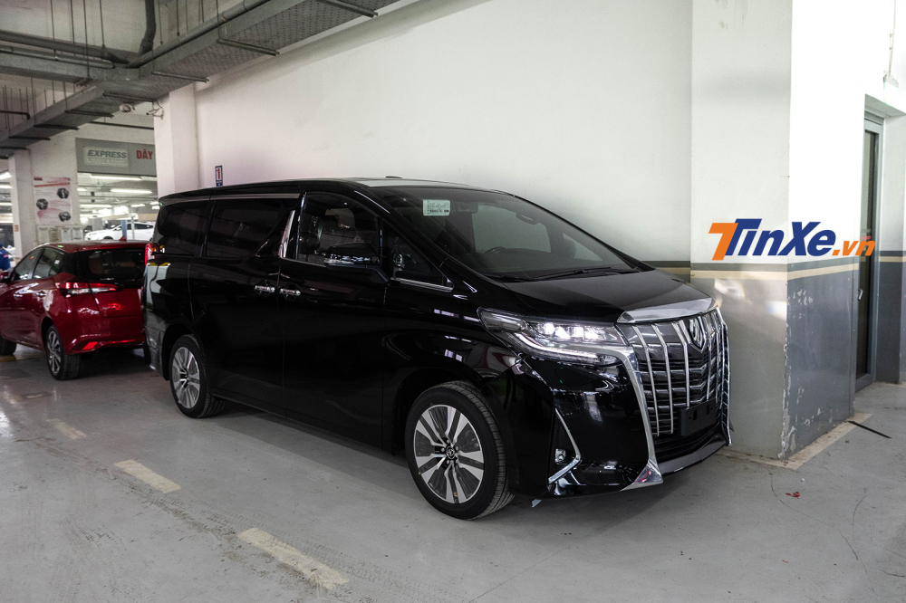 Đi ngược số đ&ocirc;ng, Toyota Alphard bất ngờ ch&aacute;y h&agrave;ng trong th&aacute;ng Ng&acirc;u