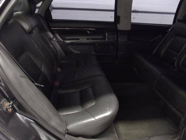C&oacute; lẽ người quyết định mua chiếc limousine n&agrave;y sẽ cần chi th&ecirc;m ch&uacute;t tiền để t&acirc;n trang nội thất