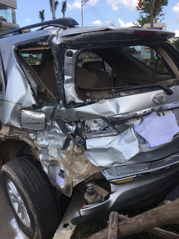 Chiếc Toyota Fortuner biến dạng phần đu&ocirc;i xe