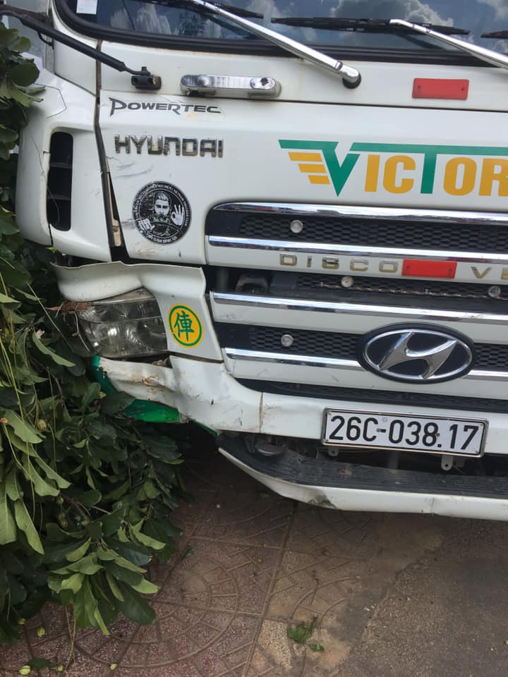 Chiếc xe bồn bị hỏng phần đầu xe