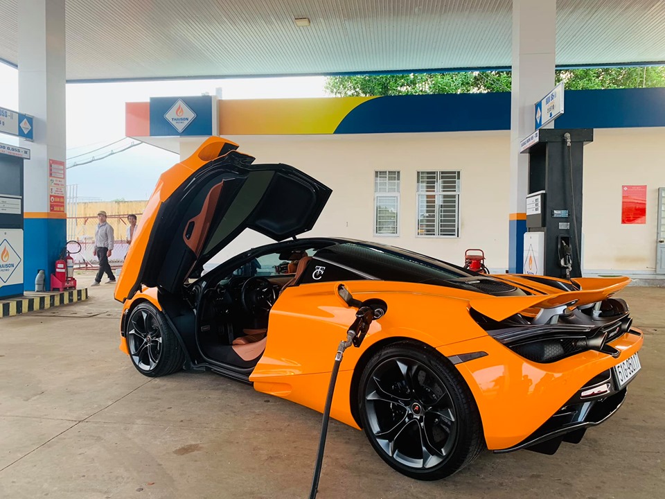 C&ograve;n đ&acirc;y l&agrave; McLaren 720S m&agrave;u cam của Cường Đ&ocirc;-la