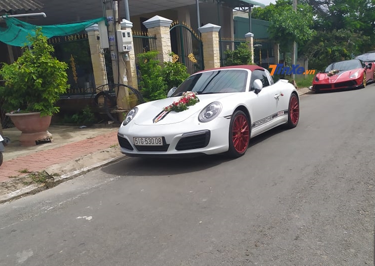 Porsche 911 Targa 4S và phía sau là Ferrari 488 GTB mang hai gói độ của Siracusa 4XX đến từ Mansory và bản độ FPlus Corsa của Pogea Racing Porsche 911 Targa 4S và phía sau là Ferrari 488 GTB mang hai gói độ của Siracusa 4XX đến từ Mansory và bản độ FPlus Corsa của Pogea Racing