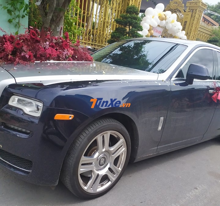 Rolls-Royce Ghost mang ngoại thất màu xanh đậm và bạc Rolls-Royce Ghost mang ngoại thất màu xanh đậm và bạc