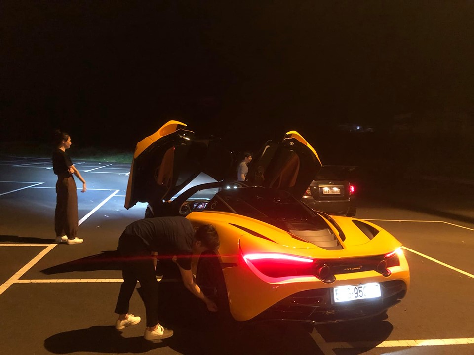 Chiếc McLaren 720S m&agrave;u cam của Cường Đ&ocirc;-la đ&atilde; được độ lại m&acirc;m HRE v&agrave; d&aacute;n d&ograve;ng chữ CT m&agrave;u trắng b&ecirc;n h&ocirc;ng xe