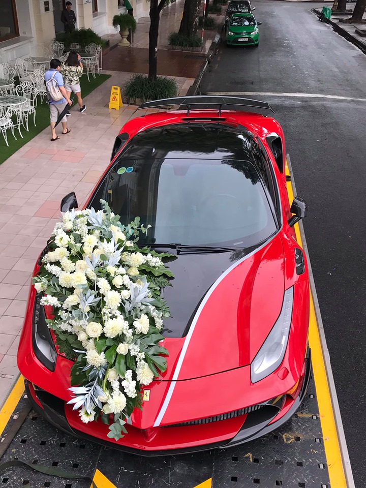 Cách đó 3 ngày chiếc xe này được đưa đến gần nhà hát Tp.HCM với bó hoa cưới xuất hiện nắp capô Cách đó 3 ngày chiếc xe này được đưa đến gần nhà hát Tp.HCM với bó hoa cưới xuất hiện nắp capô