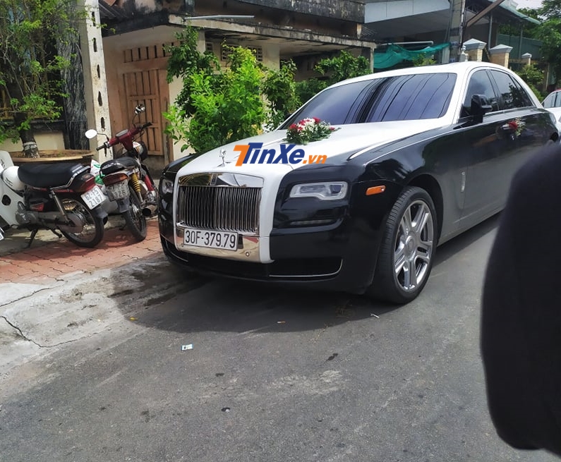 Chiếc còn lại phối hai màu là đen và trắng Chiếc còn lại phối hai màu là đen và trắng