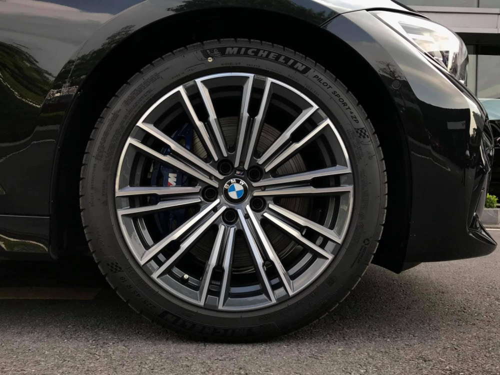 M&acirc;m hợp kim 18 inch đến từ g&oacute;i trang bị M Sport