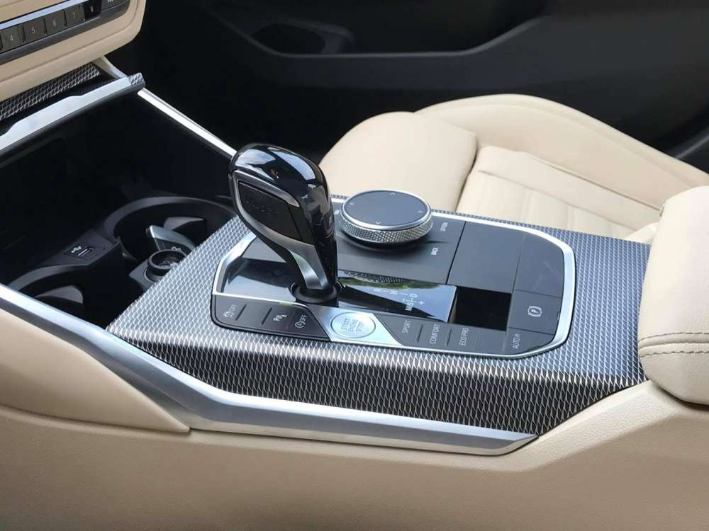 B&ecirc;n cạnh cần số l&agrave; n&uacute;m xoay điều khiển iDrive Touch