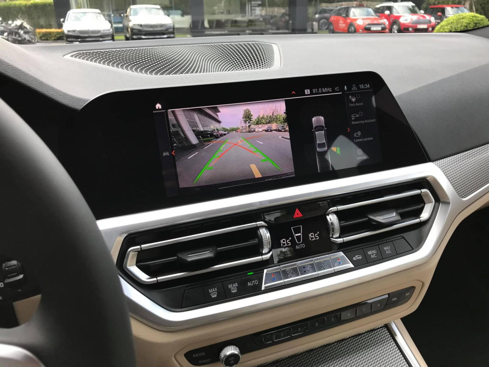 M&agrave;n h&igrave;nh cảm ứng 10,25 inch sử dụng hệ điều h&agrave;nh BMW 7.0 t&iacute;ch hợp c&ocirc;ng nghệ Reversing Assistant hỗ trợ l&ugrave;i xe tiện dụng