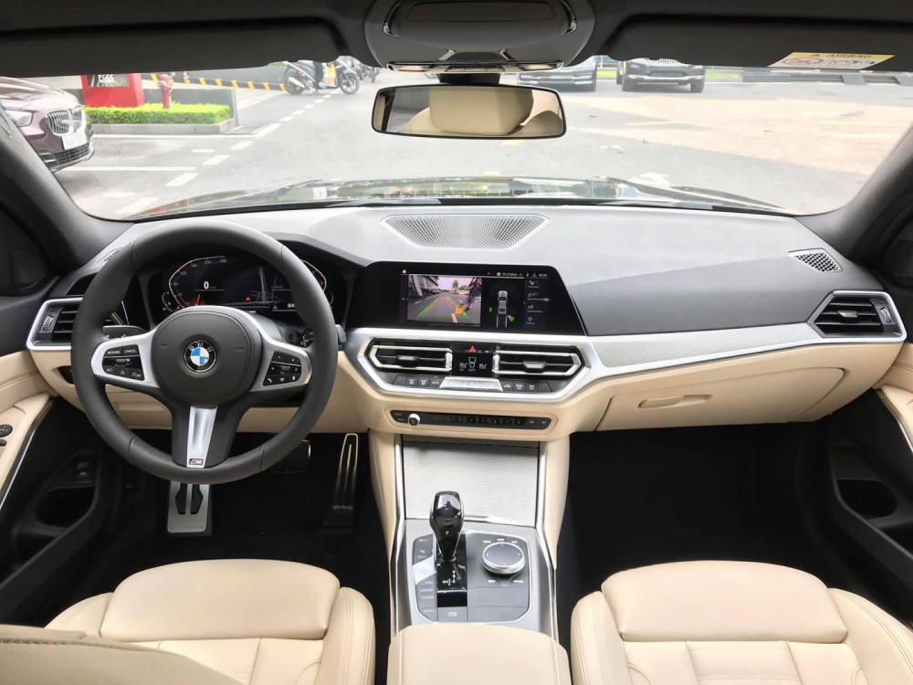 BMW 330i 2020 về Việt Nam d&ugrave; sở hữu g&oacute;i trang bị M Sport thể thao nhưng lại bị cắt mất lẫy chuyển số cũng như loa Harman Kardon