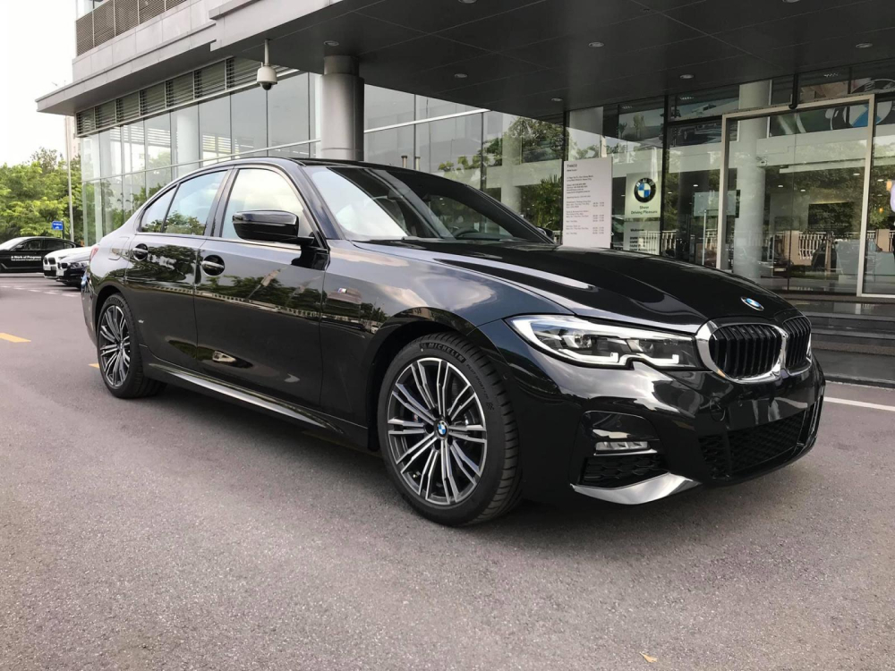 BMW 330i M Sport 2020 hiện đang c&oacute; mặt tại đại l&yacute; với gi&aacute; ni&ecirc;m yết l&agrave; 2,379 tỷ đồng