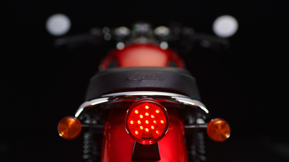 Ph&iacute;a sau, xe được trang bị phuộc l&ograve; xo đ&ocirc;i cổ điển đến từ h&atilde;ng đồ độ YSS