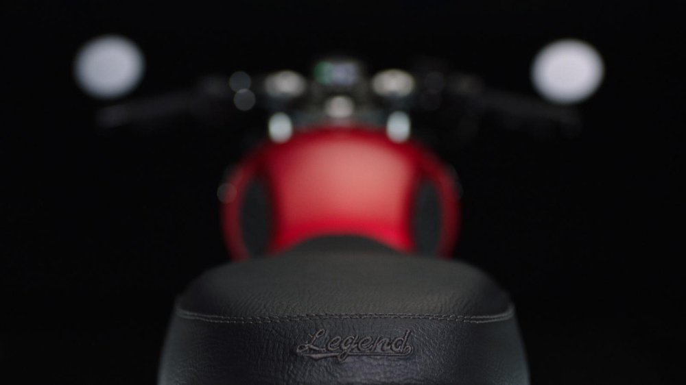 Y&ecirc;n xe c&oacute; độ ho&agrave;n thiện cao với da y&ecirc;n loại tốt, được dập nổi Logo Legend ở đu&ocirc;i y&ecirc;n