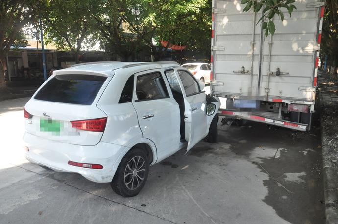 Chiếc SUV m&agrave;u trắng t&ocirc;ng tr&uacute;ng đu&ocirc;i chiếc &ocirc; t&ocirc; tải đang đỗ b&ecirc;n đường